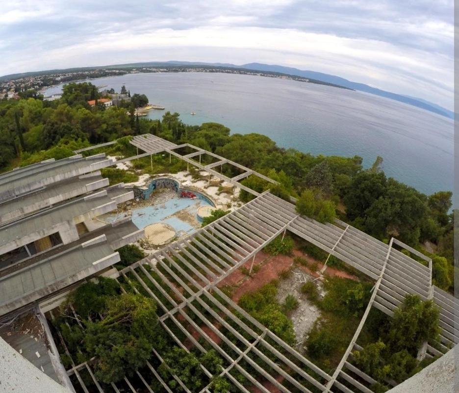 Haludovo Virtual Ruin Hotel Bungaloos Apartments And Camping, International Cooperation And Assistance For Rebirth Baracska Luaran gambar