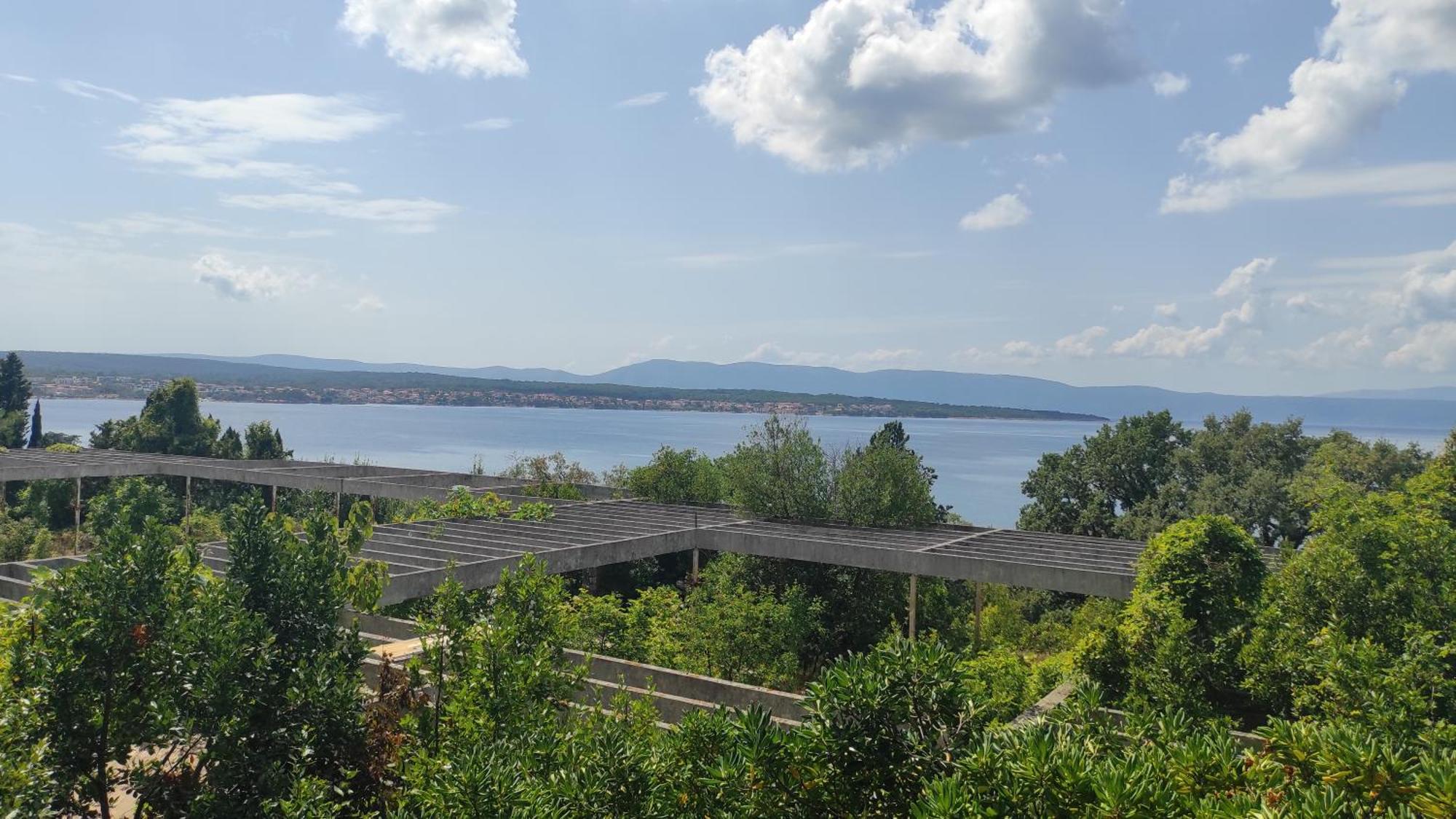 Haludovo Virtual Ruin Hotel Bungaloos Apartments And Camping, International Cooperation And Assistance For Rebirth Baracska Luaran gambar
