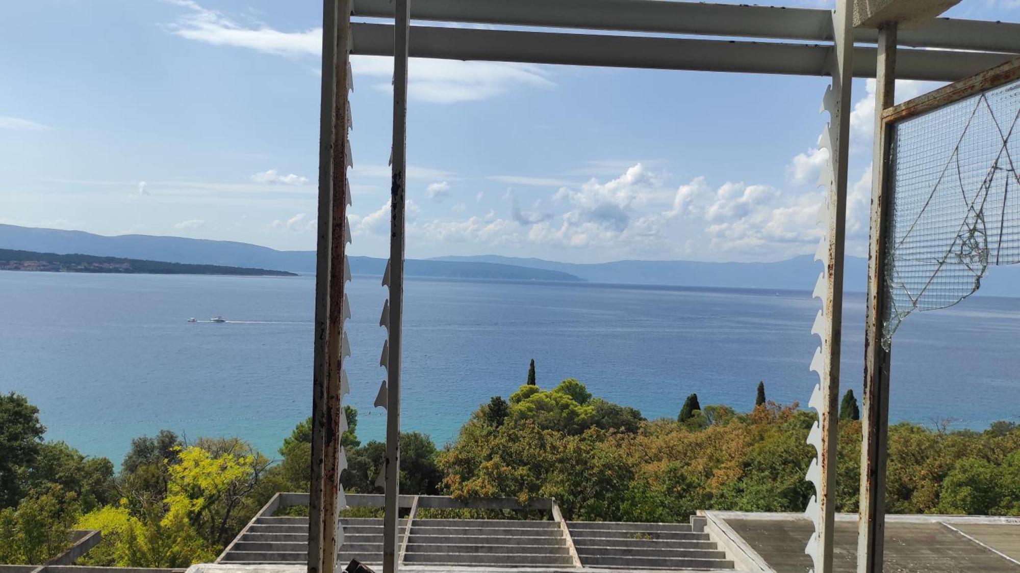 Haludovo Virtual Ruin Hotel Bungaloos Apartments And Camping, International Cooperation And Assistance For Rebirth Baracska Luaran gambar