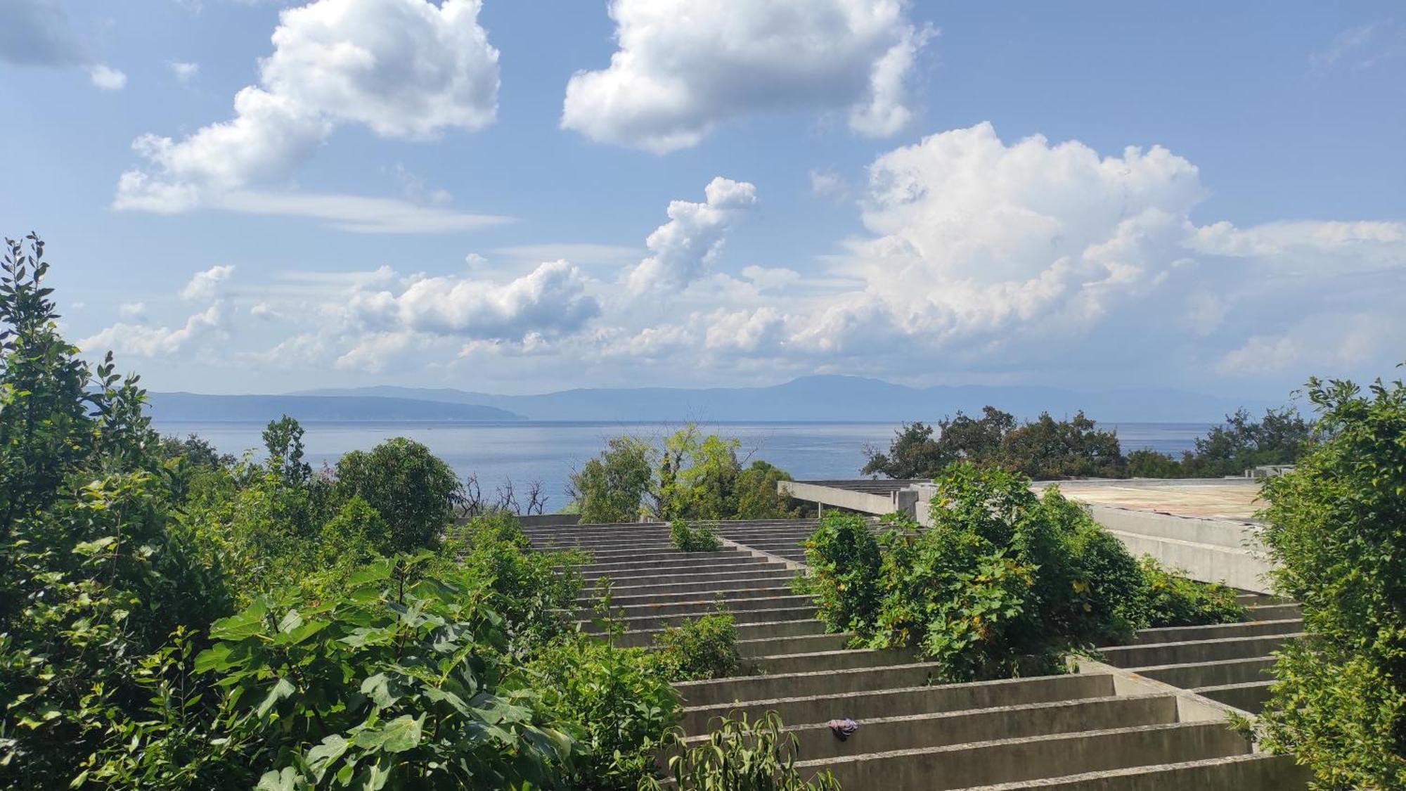Haludovo Virtual Ruin Hotel Bungaloos Apartments And Camping, International Cooperation And Assistance For Rebirth Baracska Luaran gambar